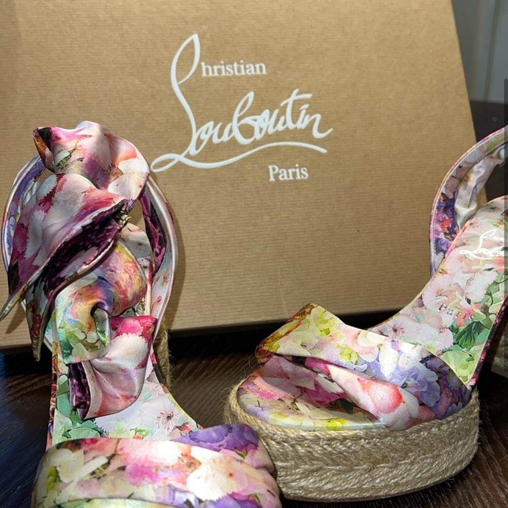 Christian Louboutin
Mariza Du Desert Ankle-Wrap Sandals
Size 38 - Picture 11 of 11